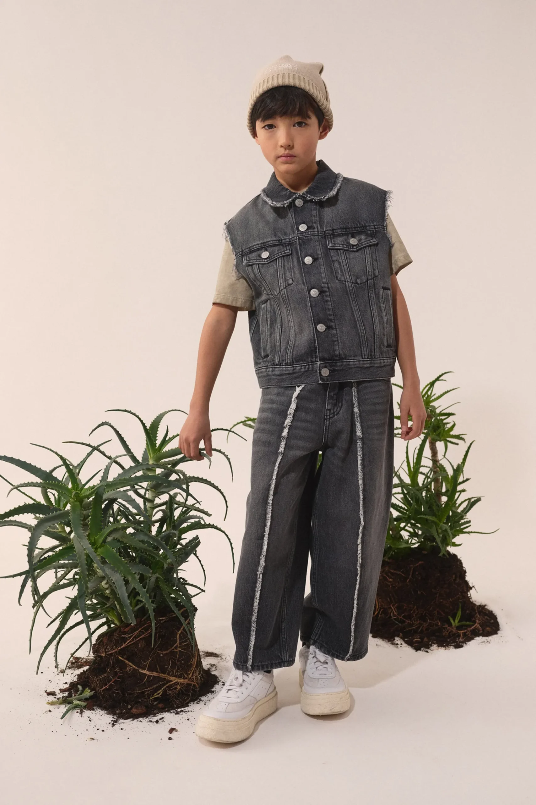 Jackets And Padded Jackets | Denim-Mania>MM6 MAISON MARGIELA Sleeveless black denim jacket Denim Black
